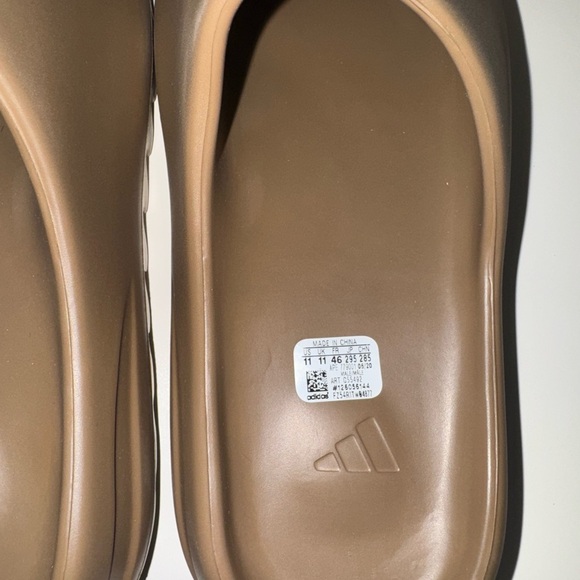 New Yeezy adidas slides core brown size 11 men’s - Picture 6 of 6